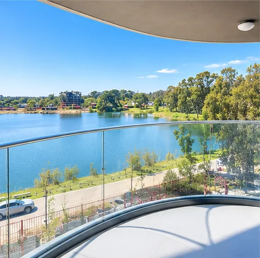Terraza curva con baranda de vidrio y vista al lago