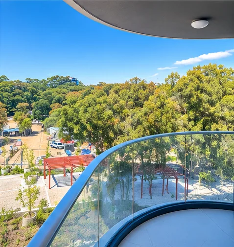 Terraza curva con vista a los árboles del parque